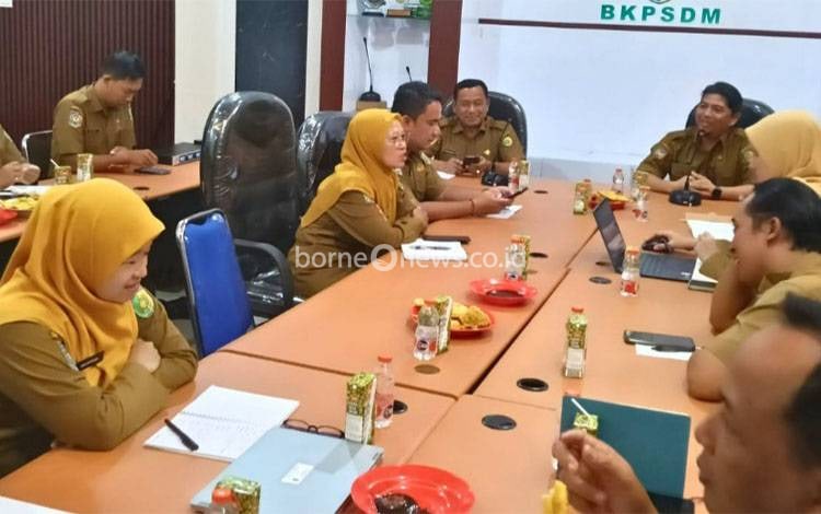 Rapat penyesuaian sistem kerja WFH/WFO di Pemko Palangka Raya. (FOTO: HUMAS)