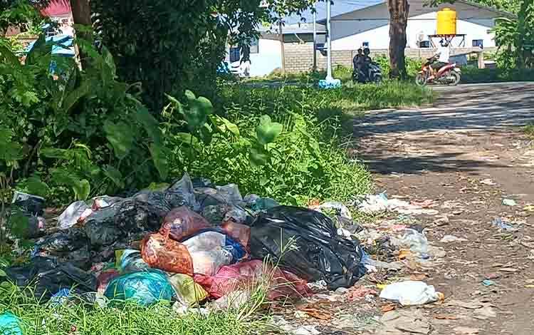 Tumpukan Sampah Bekas TPS Dekat Taman Kota Sampit Akan Dibersihkan, Kecamatan Siapkan Portal