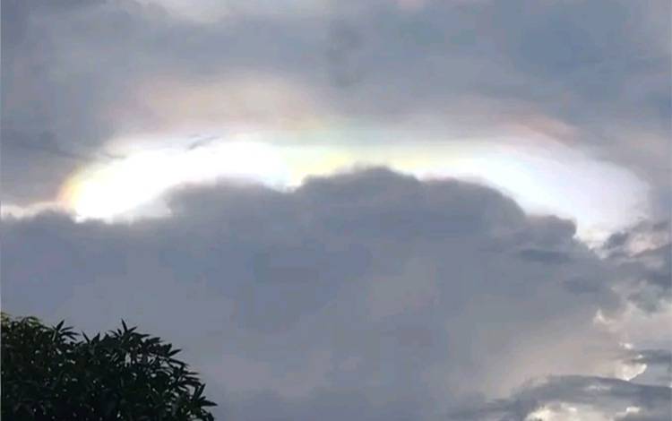 Fenomena Langka, Awan Iridesensi Tampak di Langit Banjarmasin