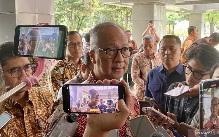 Menteri Perindustrian Agus Gumiwang Kartasasmita menjawab pertanyaan wartawan setelah bertemu dengan Menteri Keuangan Purbaya Yudhi Sadewa di kantor Kementerian Keuangan, Jakarta, Selasa (5/5/2026). (ANTARA/Shofi Ayudiana)