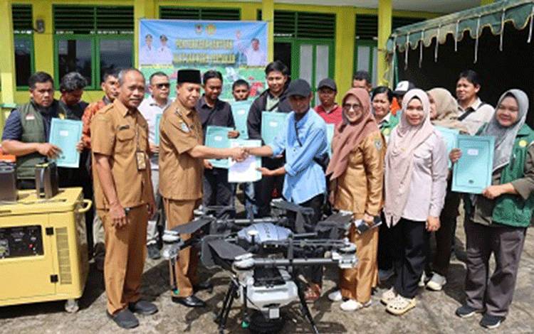 Wabup Seruyan Serahkan Alsintan kepada Brigade Pangan, Dorong Produktivitas Pertanian