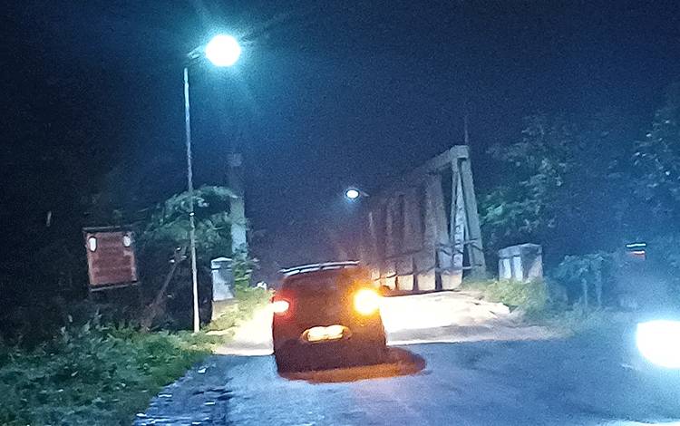Jembatan Patah Kapten Mulyono Sampit Kini Diterangi PJU Tenaga Surya dan Papan Peringatan