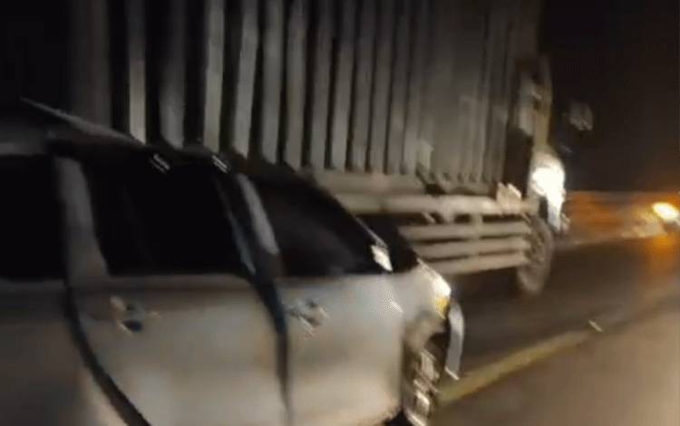 Penumpang Travel Tewas Terjepit Akibat Mobil Tabrak Truk Kontainer di Jembatan Tumbang Nusa