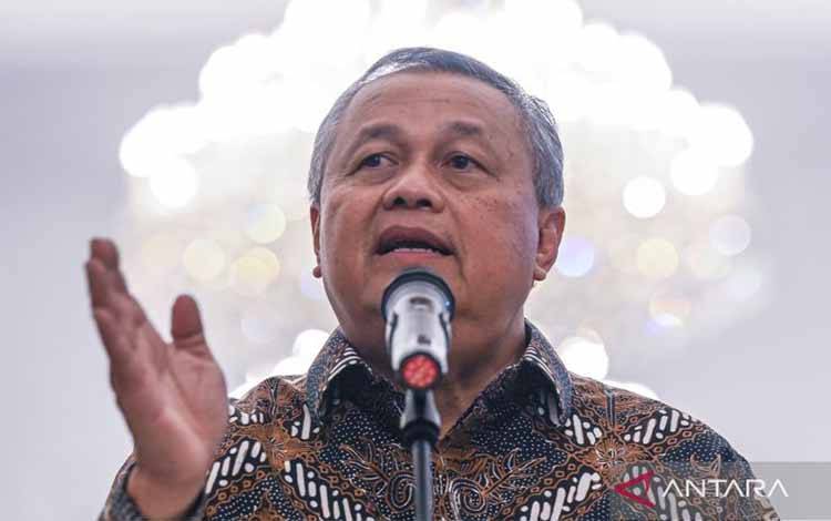 Gubernur Bank Indonesia (BI) Perry Warjiyo memberikan keterangan pers usai melakukan pertemuan dengan Presiden Prabowo Subianto di Istana Merdeka, Jakarta, Selasa (5/5/2026). Presiden Prabowo Subianto melakukan pertemuan dengan Komite Stabilitas Sistem Keuangan (KSSK) membahas langkah diversifikasi pembiayaan untuk memperkuat stabilitas nilai tukar rupiah. ANTARA FOTO/Galih Pradipta/wsj. (ANTARA FOTO/GALIH PRADIPTA)