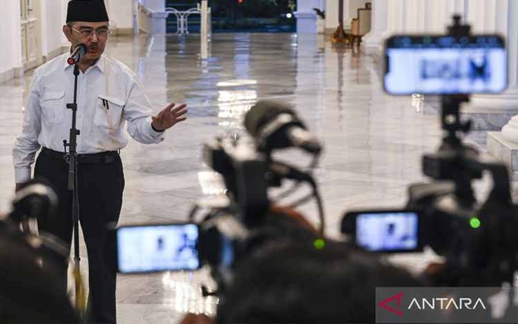 Ketua Komisi Percepatan Reformasi Polri Jimly Asshiddiqie memberikan keterangan pers di Istana Merdeka, Jakarta, Selasa (5/5/2026). Komisi Percepatan Reformasi Polri bertemu dengan Presiden Prabowo Subianto dan menyampaikan enam rekomendasi hasil kerja komisi yang rencananya akan ditetapkan melalui instruksi presiden (inpres) atau keputusan presiden (kepres) agar dilaksanakan bertahap oleh jajaran Polri. ANTARA FOTO/Galih Pradipta/wsj. (ANTARA FOTO/GALIH PRADIPTA)