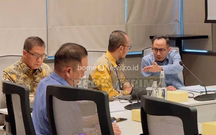 Wali Kota Palangka Raya Fairid Naparin saat bertemu dengan jajaran Kemenkeu dan pihak swasta membahas pembiayaan infrastruktur. (FOTO: HUMAS)