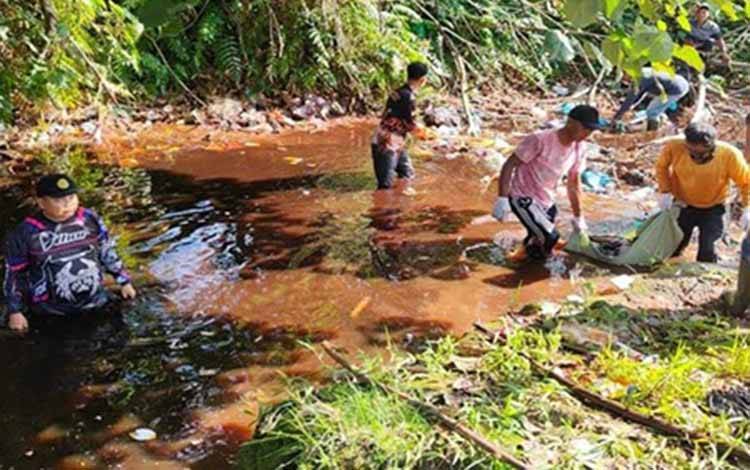 Tim Kelurahan Bukit Tunggal Bersihkan Sampah di Saluran Primer Mahir Mahar