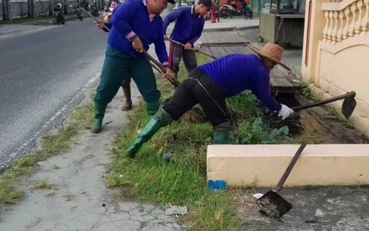 Tindak Lanjut Laporan Warga, Dinas PUPR Bersihkan Drainase Kotor dan Mampet di Jalan Pilau