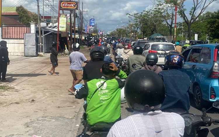 Antrean Mengular di SPBU Palangka Raya, Pengemudi Ojek Online Rugi Waktu dan Pendapatan