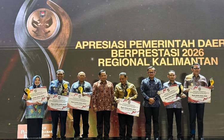Bupati Kobar Nurhidayah bersama para menerima penghargaan Entrepreneur Government/Creative Financing dari Kementerian Dalam Negeri.