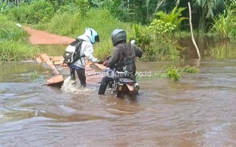 Jembatan Rapuh Batuah Jadi Ancaman Nyawa Warga, Harapan untuk Keselamatan Menggantung
