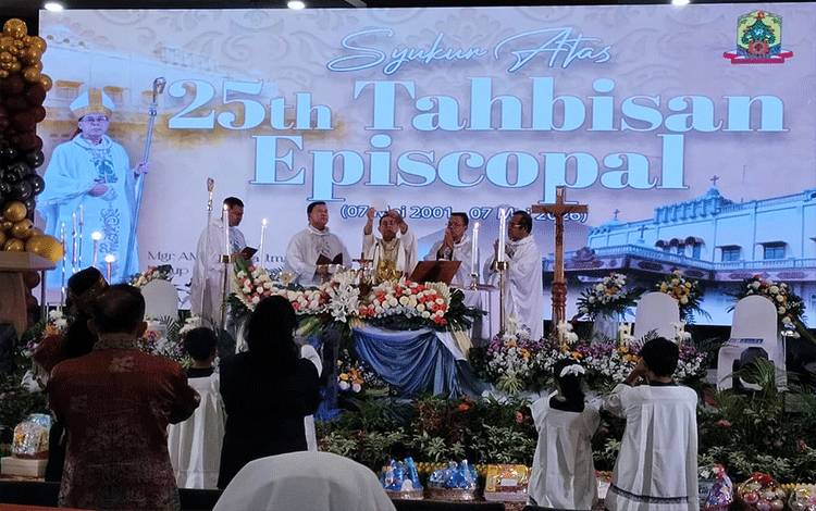 Misa Syukur Pesta Perak Episcopal Digelar Khidmat, Uskup Aloysius Kenang Awal Pelayanan di Palangka Raya