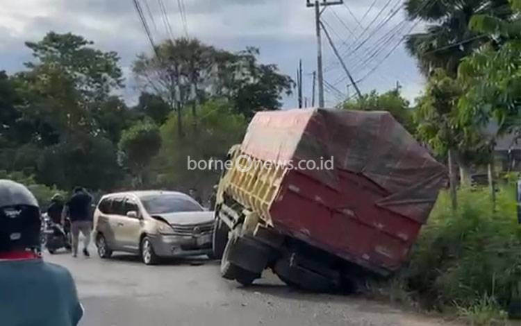 Truk dan Dua Mobil Terlibat Kecelakaan di Guntung Paikat, Satu Korban Alami Pendarahan Kepala