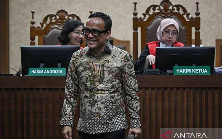 Terdakwa kasus dugaan pemerasan dalam pengurusan sertifikat K3 di Kementerian Ketenagakerjaan Immanuel Ebenezer menjalani sidang lanjutan di Pengadilan Tipikor, Jakarta, Kamis (7/5/2026). Sidang tersebut beragendakan pemeriksaan terdakwa yakni mantan Wamenaker Immanuel Ebenezer dan mantan Direktur Jenderal Pembinaan Pengawasan Ketenagakerjaan dan K3 Kementerian Ketenagakerjaan Fahrurozi. ANTARA FOTO/Fauzan/nym.