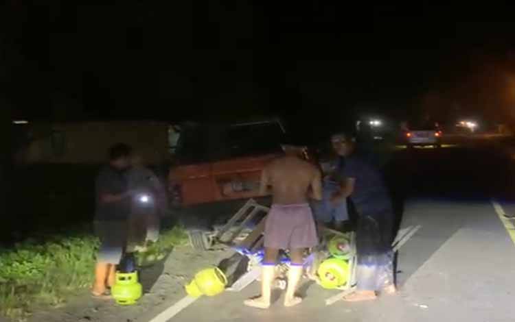 Pemotor Terluka Parah Usai Tabrakan dengan Mobil di Jalan Trans Kalimantan Km 8 Basarang