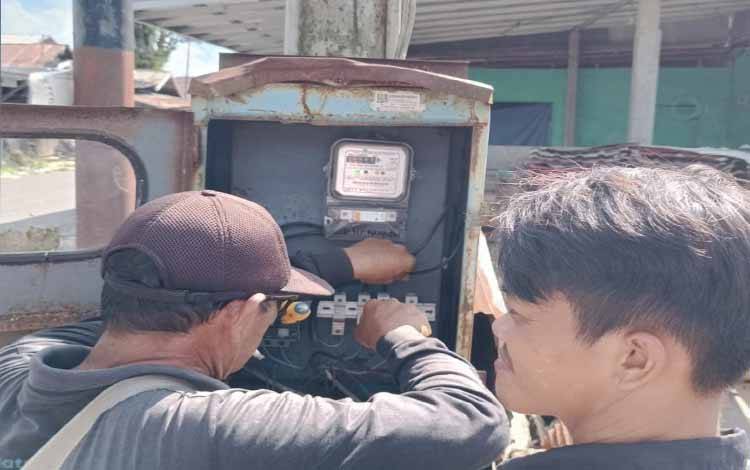 Lampu PJU di Kapuas Seberang Kembali Normal Usai Perbaikan MCB oleh Petugas