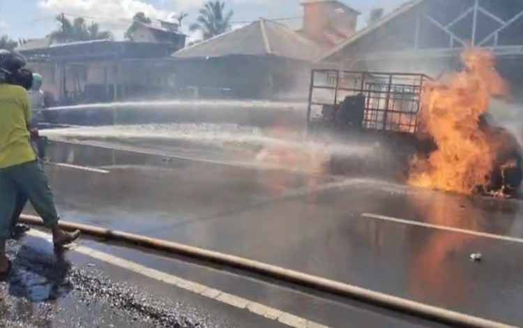 Sebuah Pikap Terbakar di Palingkau Kapuas Murung