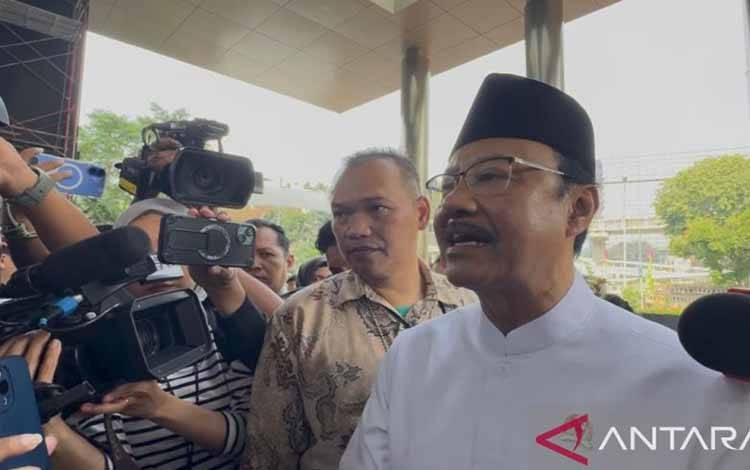 Menteri Sosial Saifullah Yusuf memberikan keterangan saat tiba di Gedung Merah Putih KPK, Jakarta, Jumat (8/5/2026). ANTARA/Rio Feisal