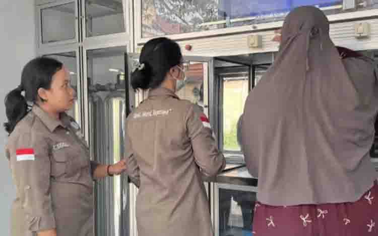 Labkes Kota Palangka Raya Awasi dan Periksa Kualitas Air di Depot Isi Ulang Wilayah Puskesmas Panarung