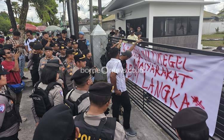 Massa Segel Kantor Pertamina Palangka Raya Tuntut Penjelasan Terbuka soal Antrean BBM