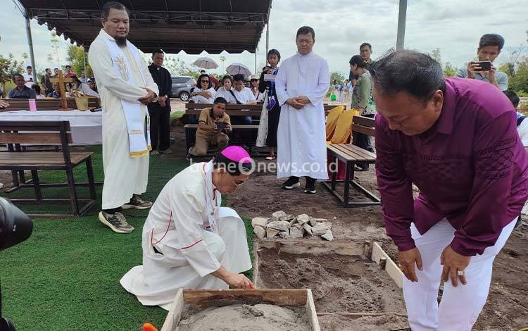 Syukur 25 Tahun Tahbisan, Uskup Palangka Raya Letakkan Batu Pertama Domus Oremus dan Mission Center