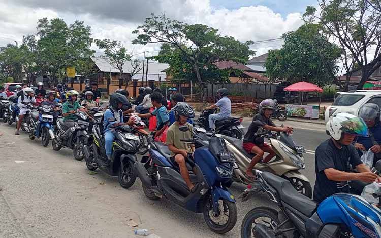 Padatnya Antrean BBM, BPK Pandulima Berbagi Roti dan Air Mineral untuk Warga
