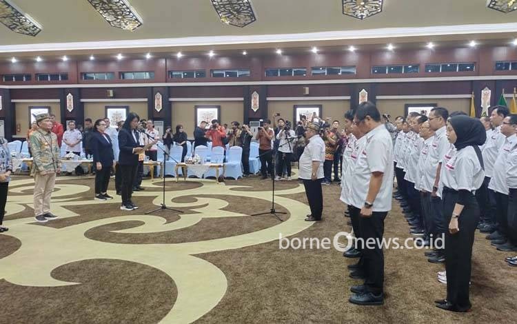 Prof. Dr. Ir. Juni Gultom, S.T., M.T. dilantik sebagai Ketua Umum Pergatsi Kalteng oleh Ketua Umum Pengurus Besar Persatuan Gateball Seluruh Indonesia sekaligus Wakil Menteri Pekerjaan Umum, Diana Kusumastuti. (FOTO: Istimewa)