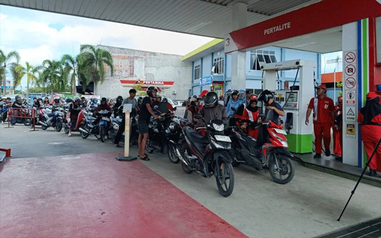 Antrean BBM roda dua di SPBU Jalan G Obos Palangka Raya. (Foto:MARINI)