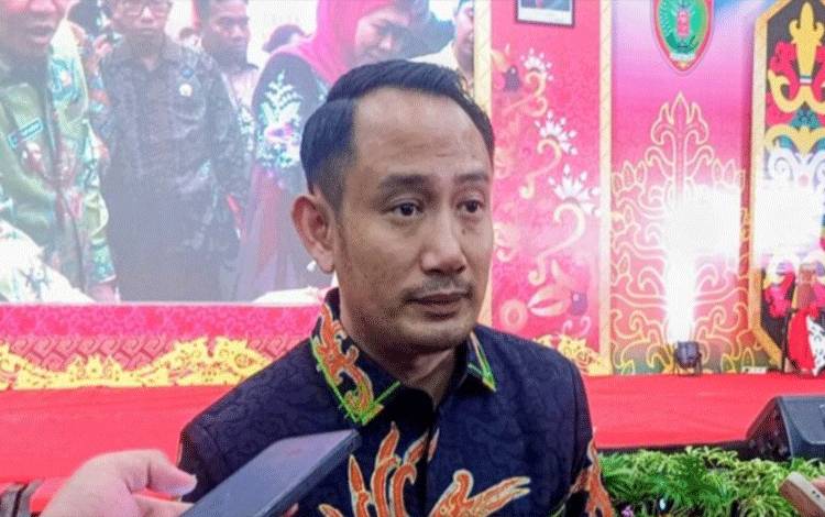 Wali Kota Palangka Raya, Fairid Naparin saat diwawancarai awak media. (FOTO: Ist)