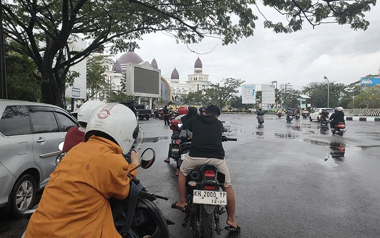 Sudah Hari Ketiga Antrean BBM di SPBU Soekarno Masih Mengular Sejak Subuh