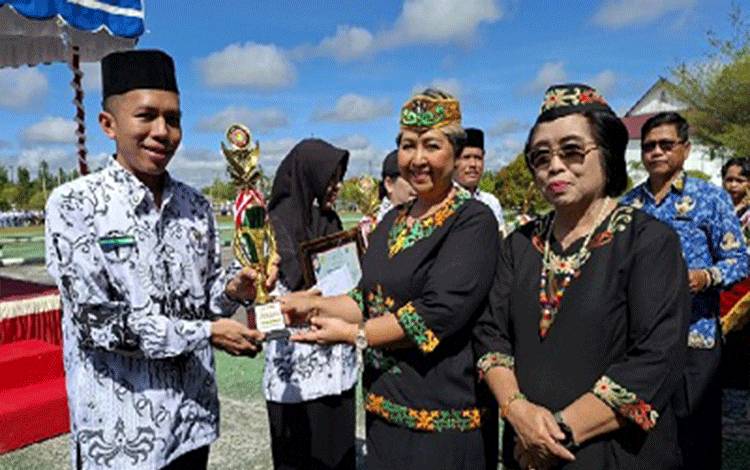 DPRD Gunung Mas Apresiasi Kepala Sekolah dan Guru Berdedikasi Tahun 2026