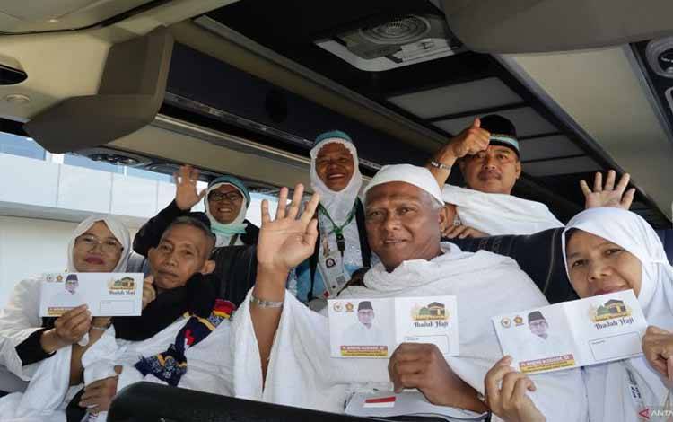 Jamaah calon haji kelompok terbang terakhir Embarkasi Padang menerima uang saku tambahan dari legislator asal Sumbar Andre Rosiade di Bandara Internasional Minangkabau, Padang Pariaman, Sabtu, (9/5/2026). ANTARA/Muhammad Zulfikar