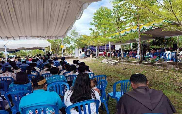 Ratusan Pelajar Ikuti Misa Syukur Pesta Perak Uskup Palangka Raya