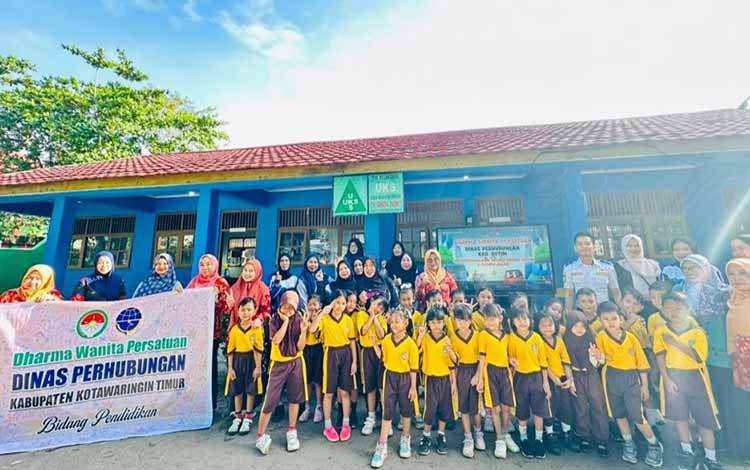 DWP Dishub Kotim Edukasi Keselamatan Lalu Lintas kepada Anak TK IDHATA Sampit