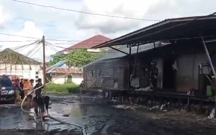 Proses pemadaman kebakaran di sebuah kandang ayam Jalan Jepang, Kuala Kapuas, Sabtu sore, 9 Mei 2026. (FOTO: Rescue Kps)