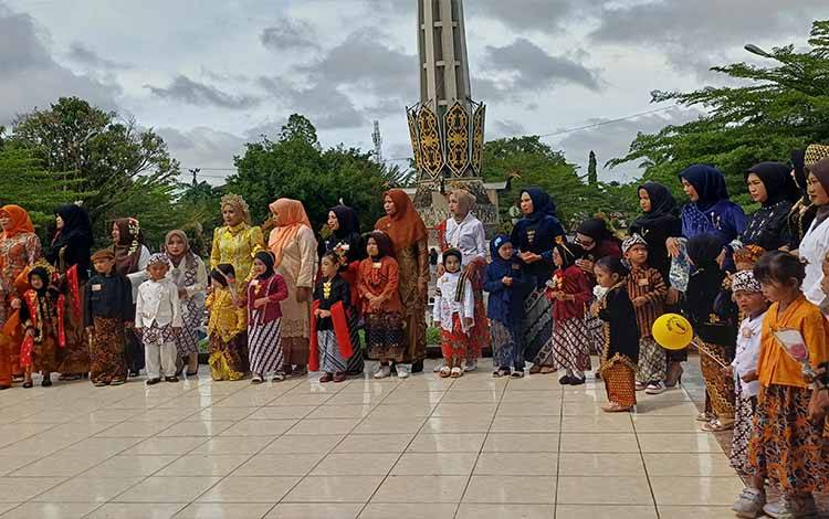 Peringati HUT ke76 dan Hari Kartini, IGTKI Kotim Gelar Lomba Mewarnai hingga Fashion Show di Taman Kota Sampit