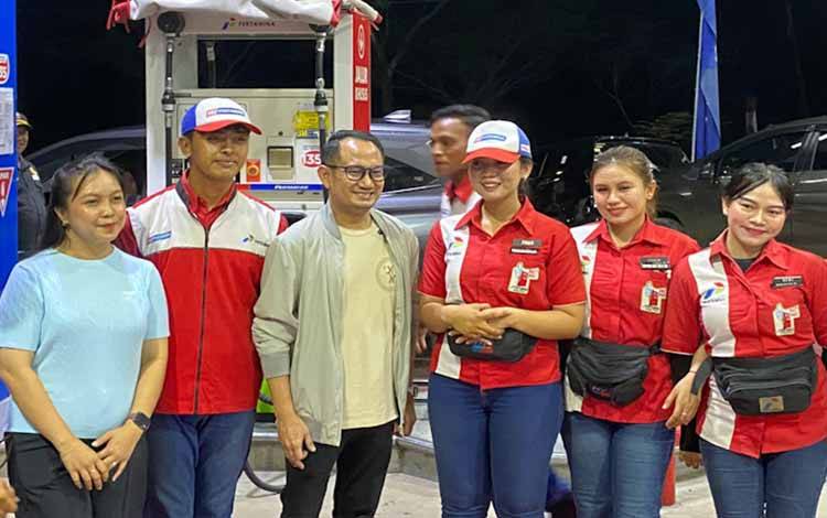 Petugas SPBU Yos Sudarso Mayoritas Perempuan Tetap Bertugas di Tengah Antrean BBM