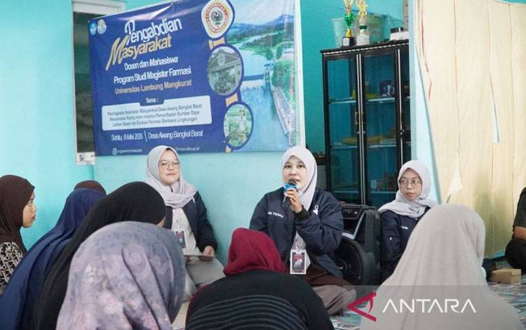 Program Studi Magister Farmasi ULM saat pengabdian kepada masyarakat di Desa Awang Bangkal Barat, Kecamatan Karang Intan, Kabupaten Banjar, Kalimantan Selatan. ANTARA/Firman.