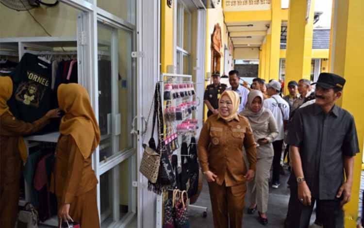 Bupati Kobar Minta Pengelolaan Pasar Seni Kiai Gede Dilakukan Profesional