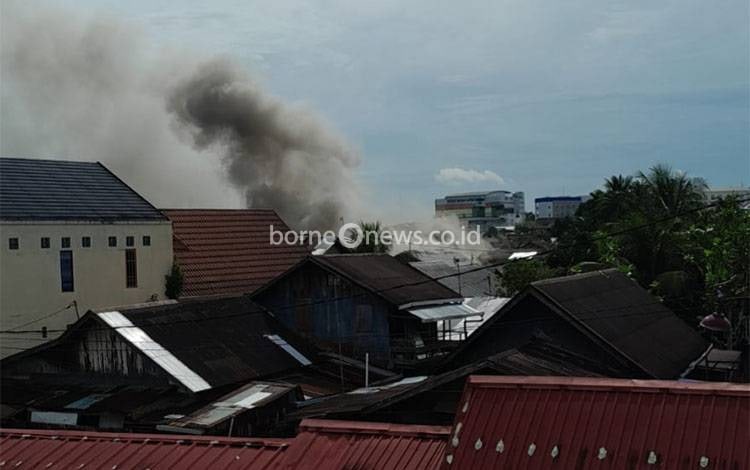 Kebakaran Landa Permukiman Padat di Banjarmasin Tengah, Diduga Tiga Rumah Terbakar