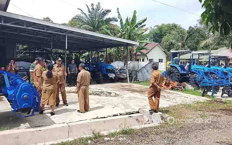 Bupati Barito Timur Tinjau Bantuan Traktor dari Pusat, Dorong Percepatan Pengolahan Lahan Petani