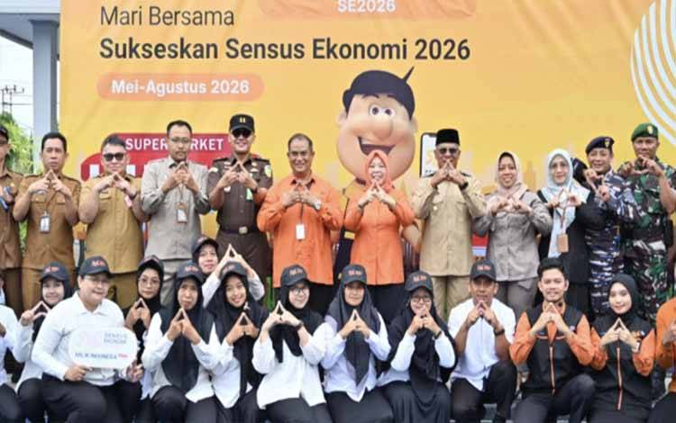 Kepala BPS Kobar Tony Suprianto bersama Bupati Kobar Hj. Nurhidayah dan wakil, beserta unsur Forkopimda kobar foto bersama petugas SE 2026, usai apel