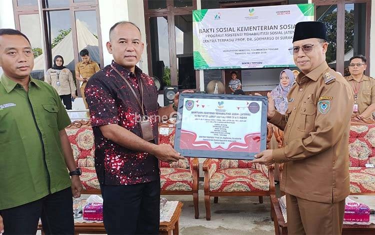 Program ATENSI Kemensos, Lansia hingga Disabilitas di Seruyan Terima Bantuan