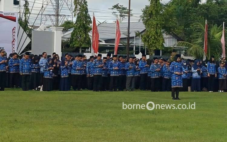 ASN di Lingkungan Pemerintah Kabupaten Kotawaringin Timur sedang melaksanakan upacara. (FOTO: DEWIP)