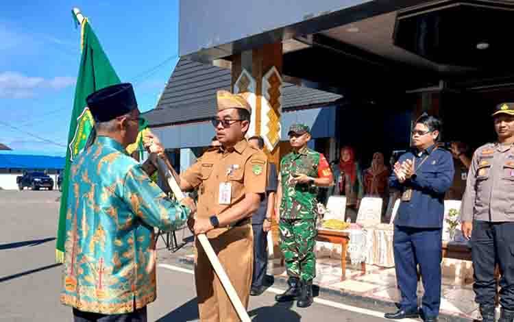 Bupati Barito Utara Lepas Kontingen Festival Budaya Isen Mulang 2026 ke Palangka Raya