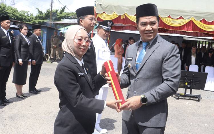 Pelantikan Digelar di Pasar, Bupati Pulang Pisau Ingin Pejabat Lebih Dekat dengan Masyarakat