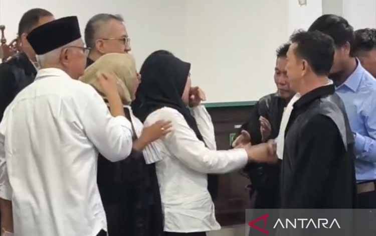 Kedua terdakwa (kemeja putih) usai mendengarkan vonis bebas yang dibacakan oleh Ketua Majelis Hakim PN Tipikor Bengkulu Agus Hamzah di Kota Bengkulu, Rabu (13/5/2026). ANTARA/Anggi Mayasari
