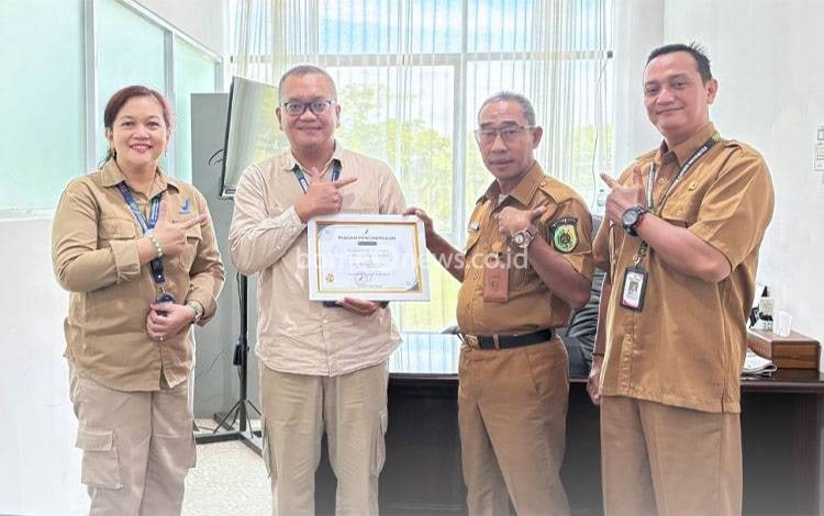Jajaran Pemko Palangka Raya saat menerima penghargaan dari BBPOM. (FOTO: HUMAS)