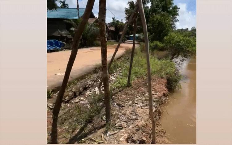 Longsor Sungai Tualan Ancam Enam Rumah dan Jalan Poros di Desa Tumbang Mujam Kotim