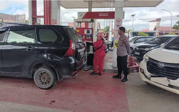 Personel Polres Gunung Mas mengawal pendistribusian BBM di SPBU jalan Pangeran Diponegoro, Kamis, 14 Mei 2026. (FOTO: HUMAS POLRES GUMAS)